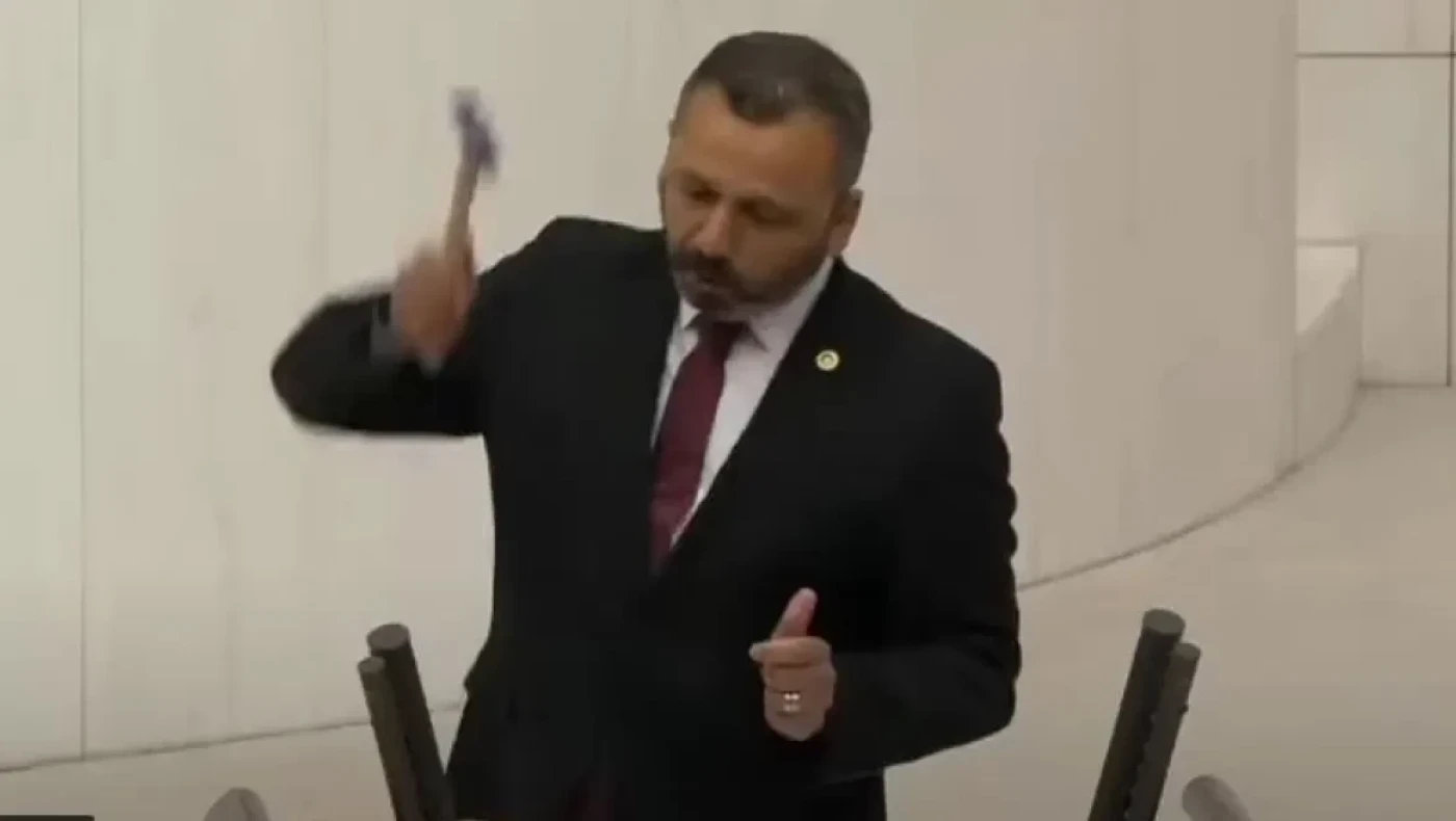 Σόου από Τούρκο βουλευτή: Έσπασε το κινητό του με σφυρί στο έδρανο της Βουλής