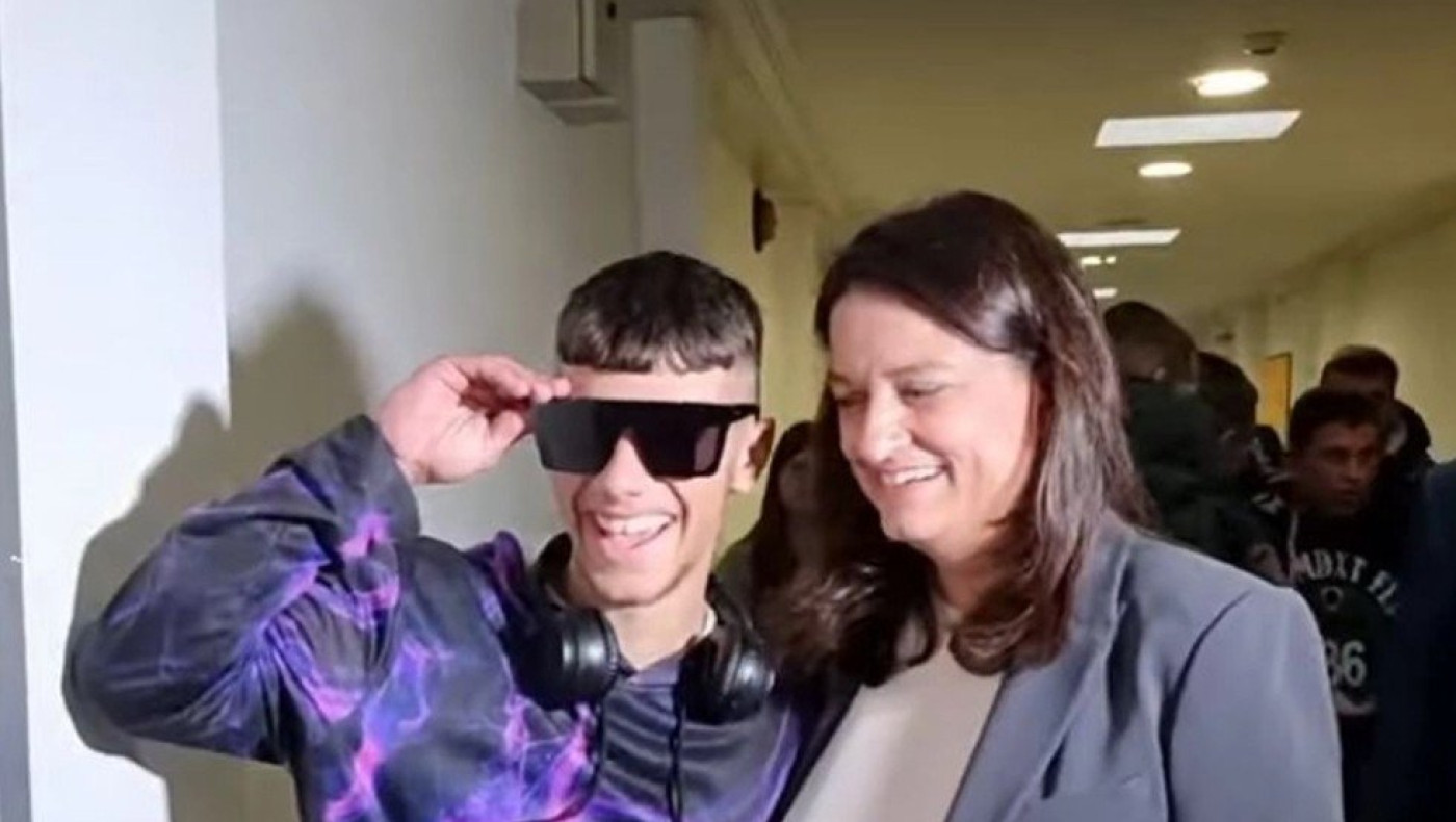 Ενοχλήθηκε η Κεραμέως όταν μαθητής έβαλε γυαλιά πριν φωτογραφηθούν