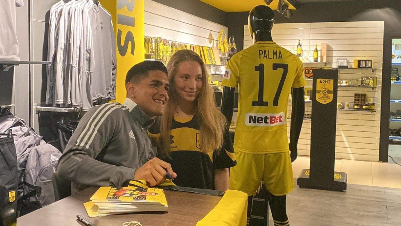 Τρέλα των πιτσιρικάδων για τον Πάλμα που υπέγραψε αυτόγραφα