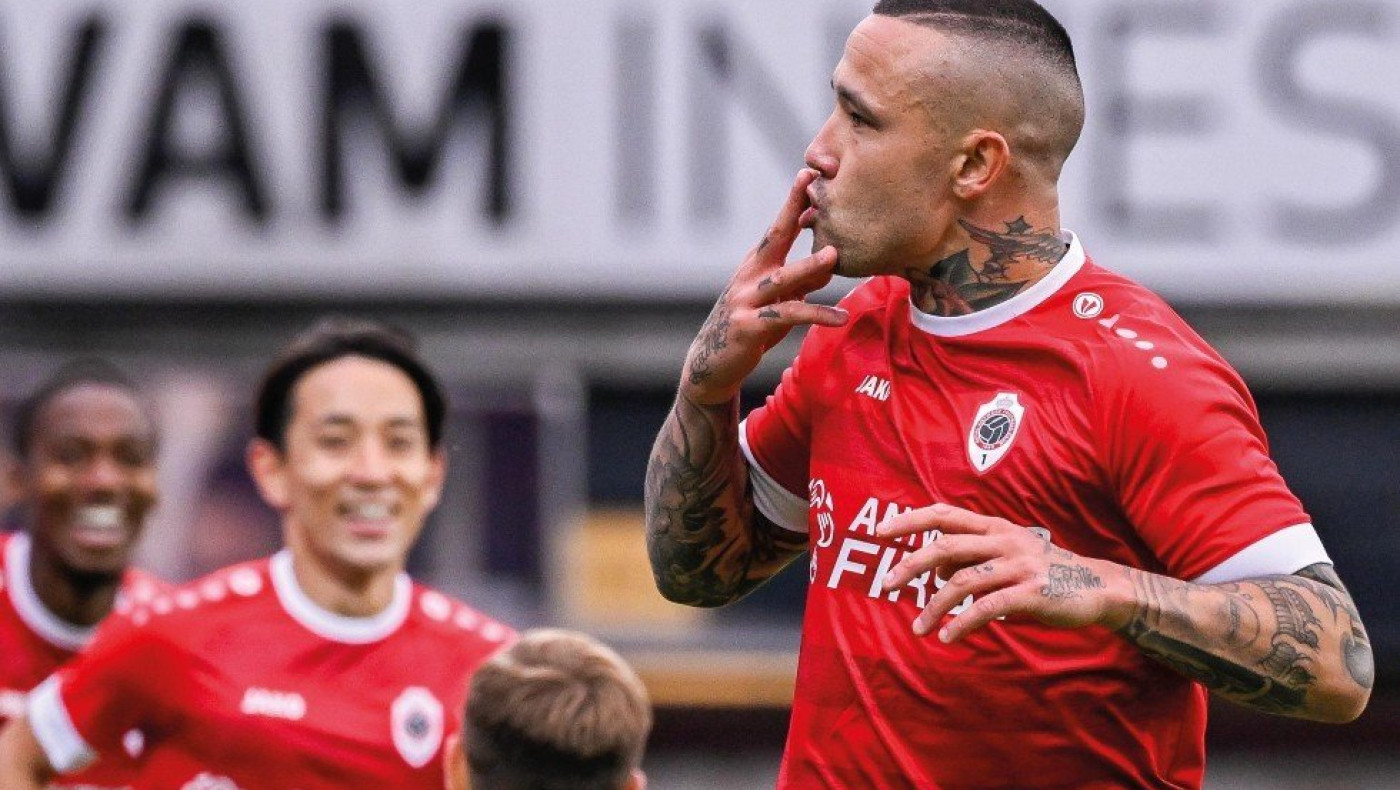 Ο Ναϊνγκολάν κάπνιζε στον πάγκο και τέθηκε εκτός ομάδας