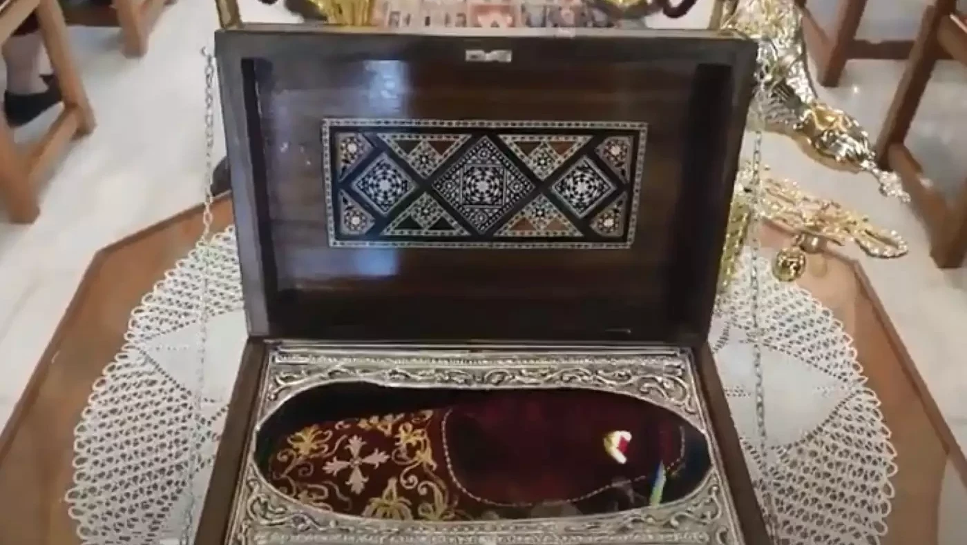 Κοζάνη: Κοσμοσυρροή για το προσκύνημα της παντόφλας του Αγίου Σπυρίδωνα