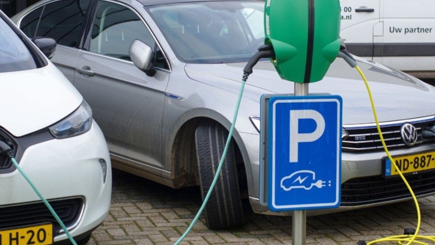 «Λευκός καπνός» για μόνο ηλεκτρικά οχήματα στην Ε.Ε. από το 2035