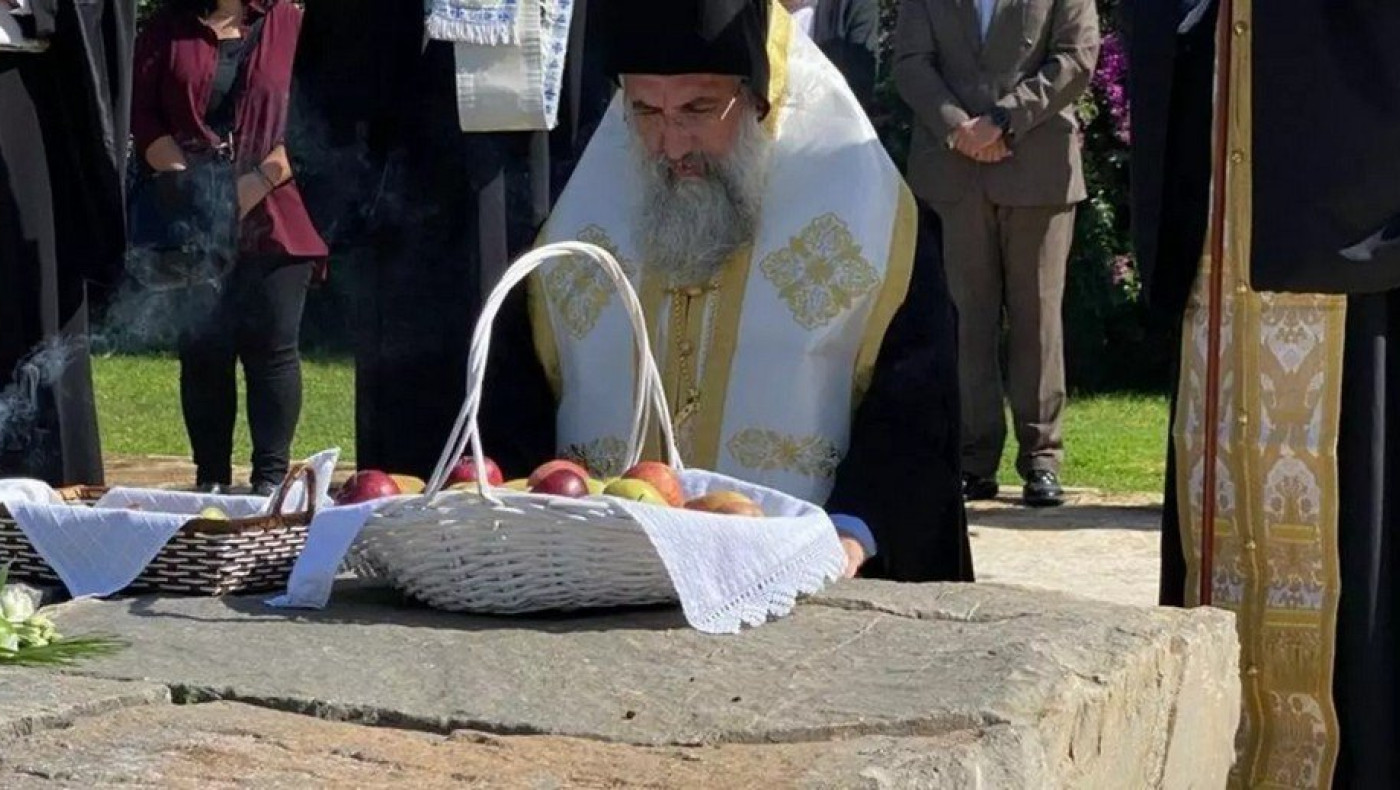 Συγκλονιστική στιγμή: Ο Αρχιεπίσκοπος Κρήτης γονατίζει στον τάφο του Ν. Καζαντζάκη!