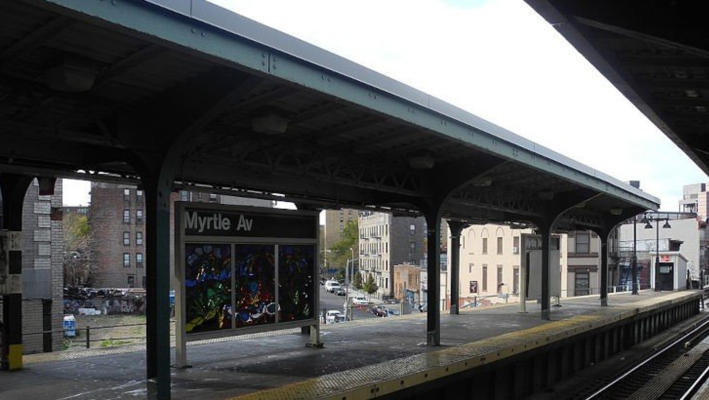 Ασύλληπτο: Παίρνει φόρα και σπρώχνει ανυποψίαστο άνδρα στις ράγες του μετρό!