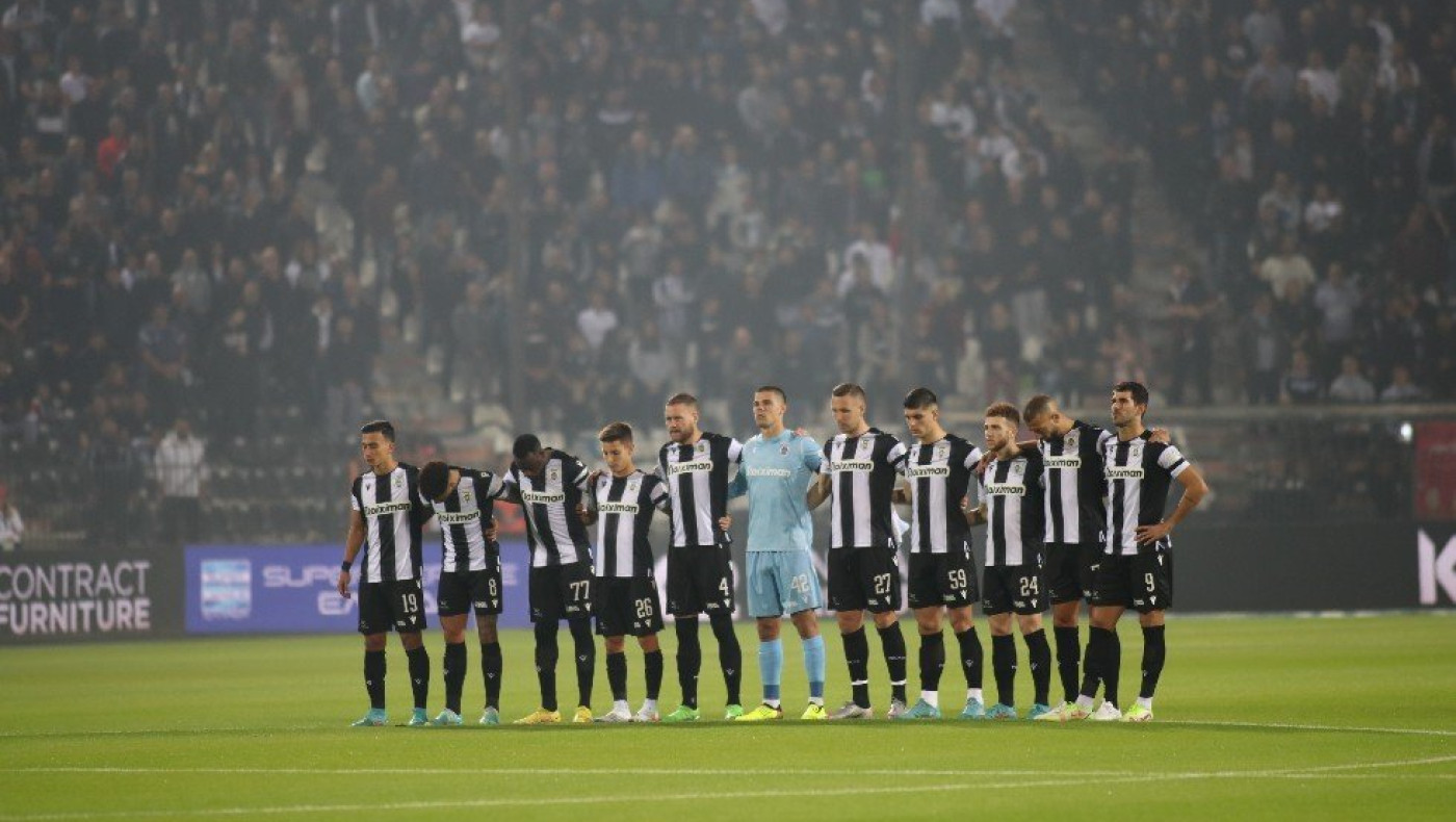 Ο κόσμος στηρίζει την ομάδα; Η ομάδα;