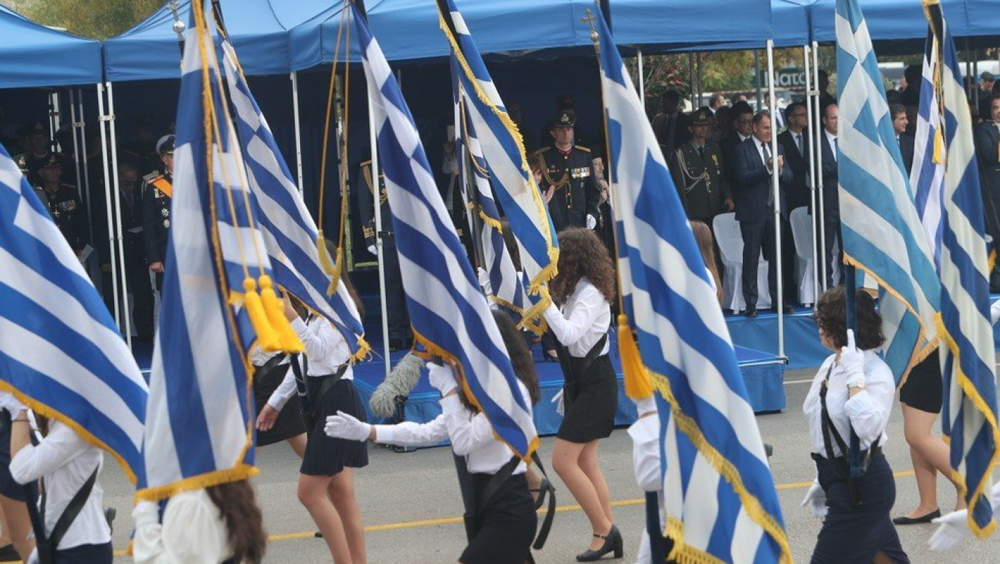 Συγκίνηση στην Πολίχνη: Παρέλασε 17χρονη σημαιοφόρος σε αναπηρικό αμαξίδιο