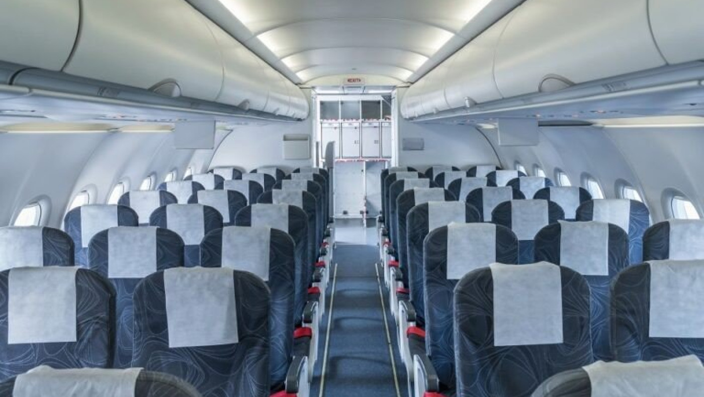 Αεροσυνοδός αποκαλύπτει τη θέση στο αεροπλάνο που πρέπει πάντα να αποφεύγετε