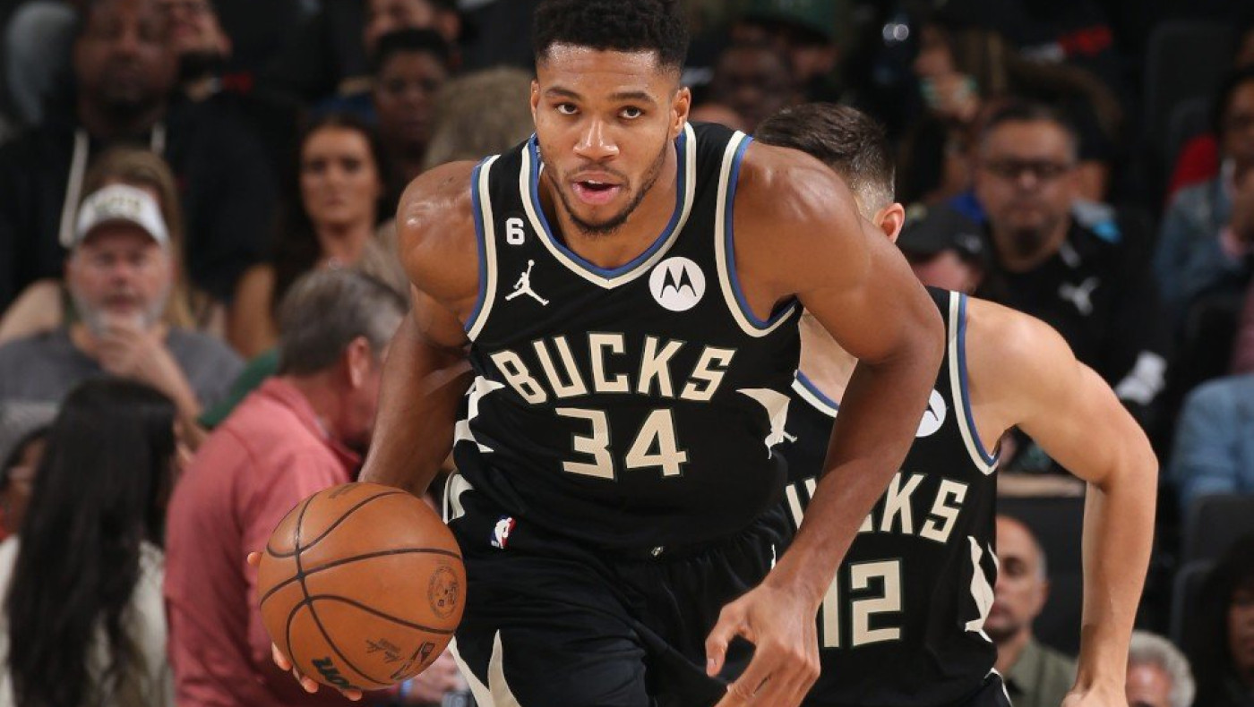 Γιάννης και Χόλιντεϊ κράτησαν αήττητο το Μιλγουόκι, απέναντι στους Χοκς