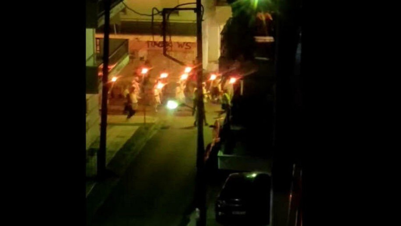 Εύοσμος: Mαθητές έκαναν πορεία κρατώντας δάδες και τραγουδώντας το «Μακεδονία ξακουστή»