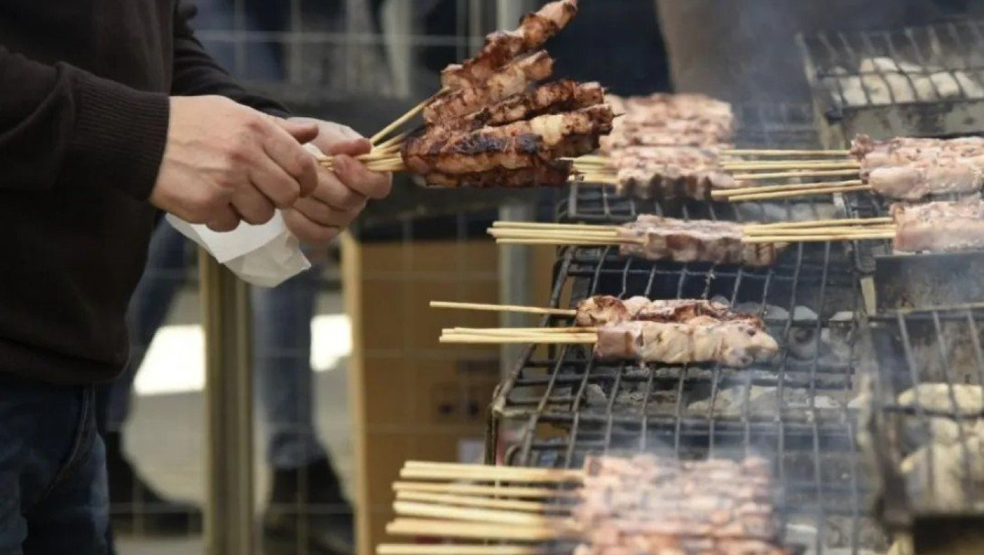 Guardian για την Ελλάδα: «Δε θέλω να πεθάνω γιατί κάποιος ήθελε ένα σουβλάκι»