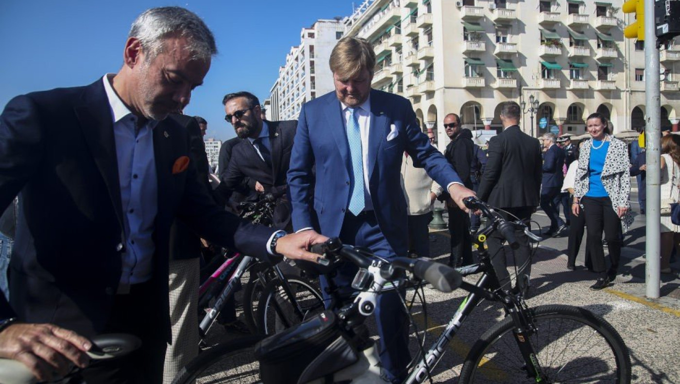 Ζέρβας: Υποδέχτηκε το βασιλικό ζεύγος της Ολλανδίας στη Θεσσαλονίκη με… ολλανδικό τρόπο