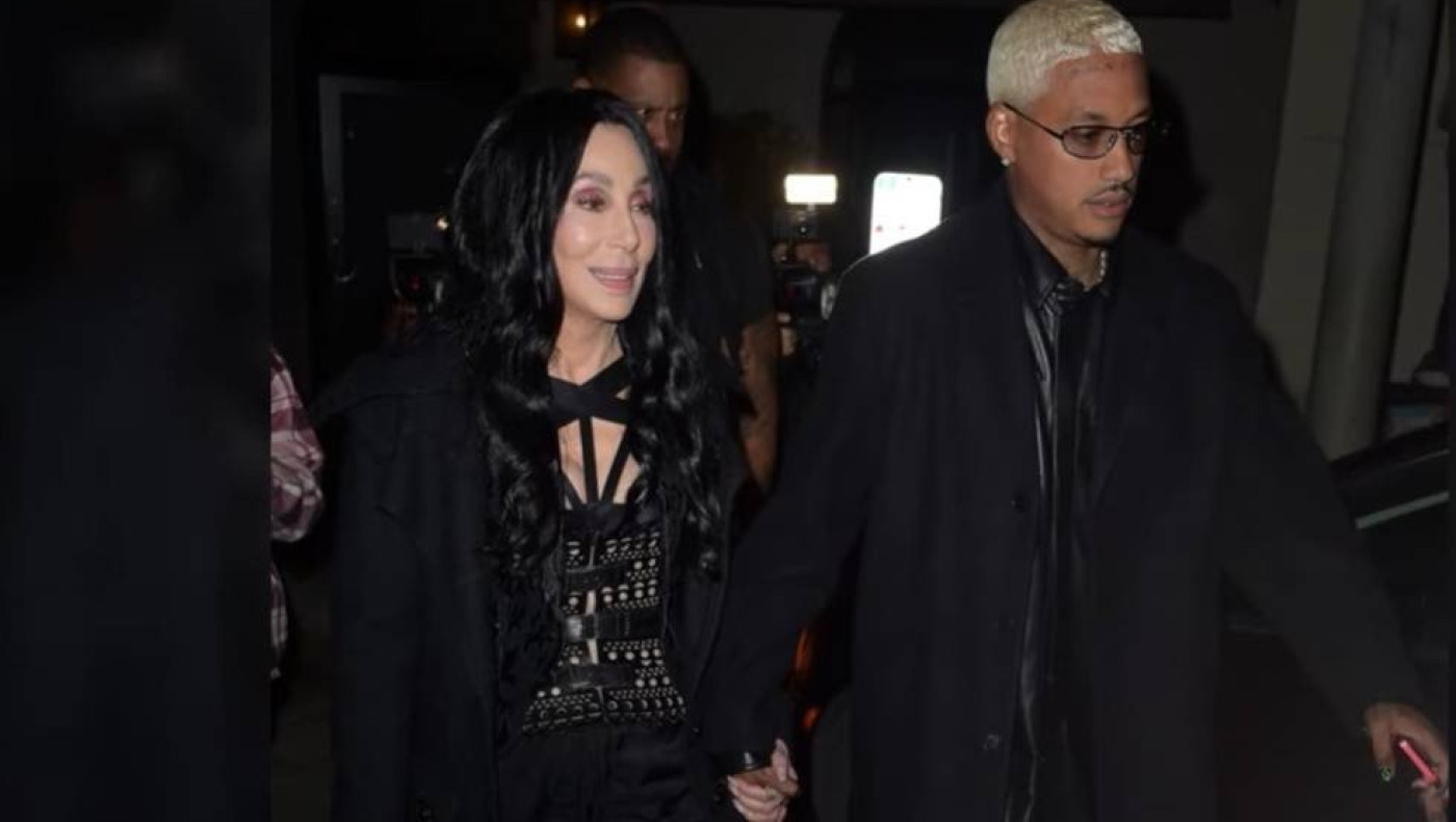 Η Σερ στα 76 της έγινε ζευγάρι με τον 36χρονο Αλεξάντερ Έντουαρντς