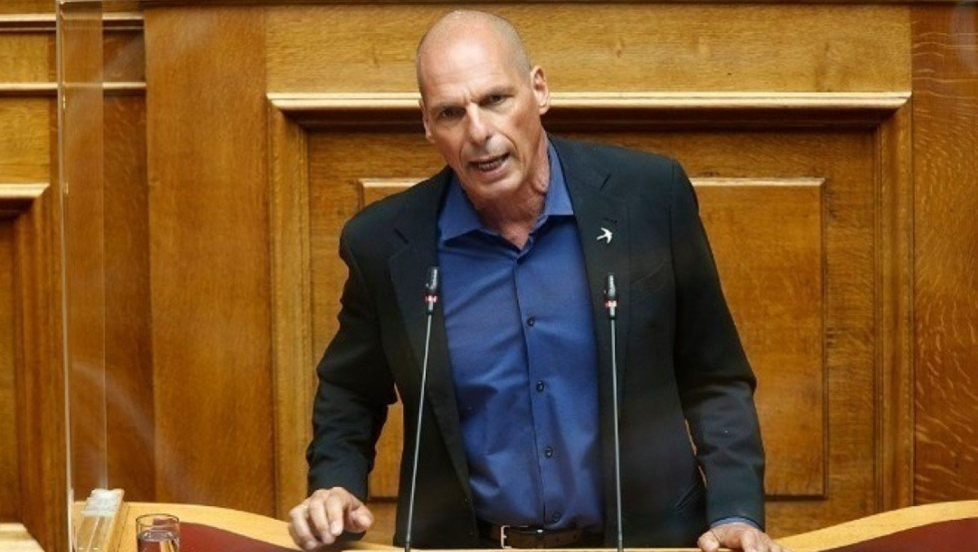 Ξυλοκόπησαν τον Βαρουφάκη στα Εξάρχεια