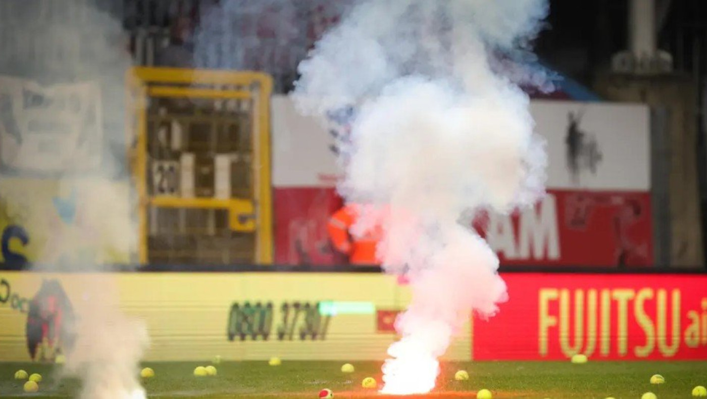 Διακοπή στο Σαρλερουά - Μαλίν: Ρίψη φωτοβολίδων από τους οπαδούς των γηπεδούχων