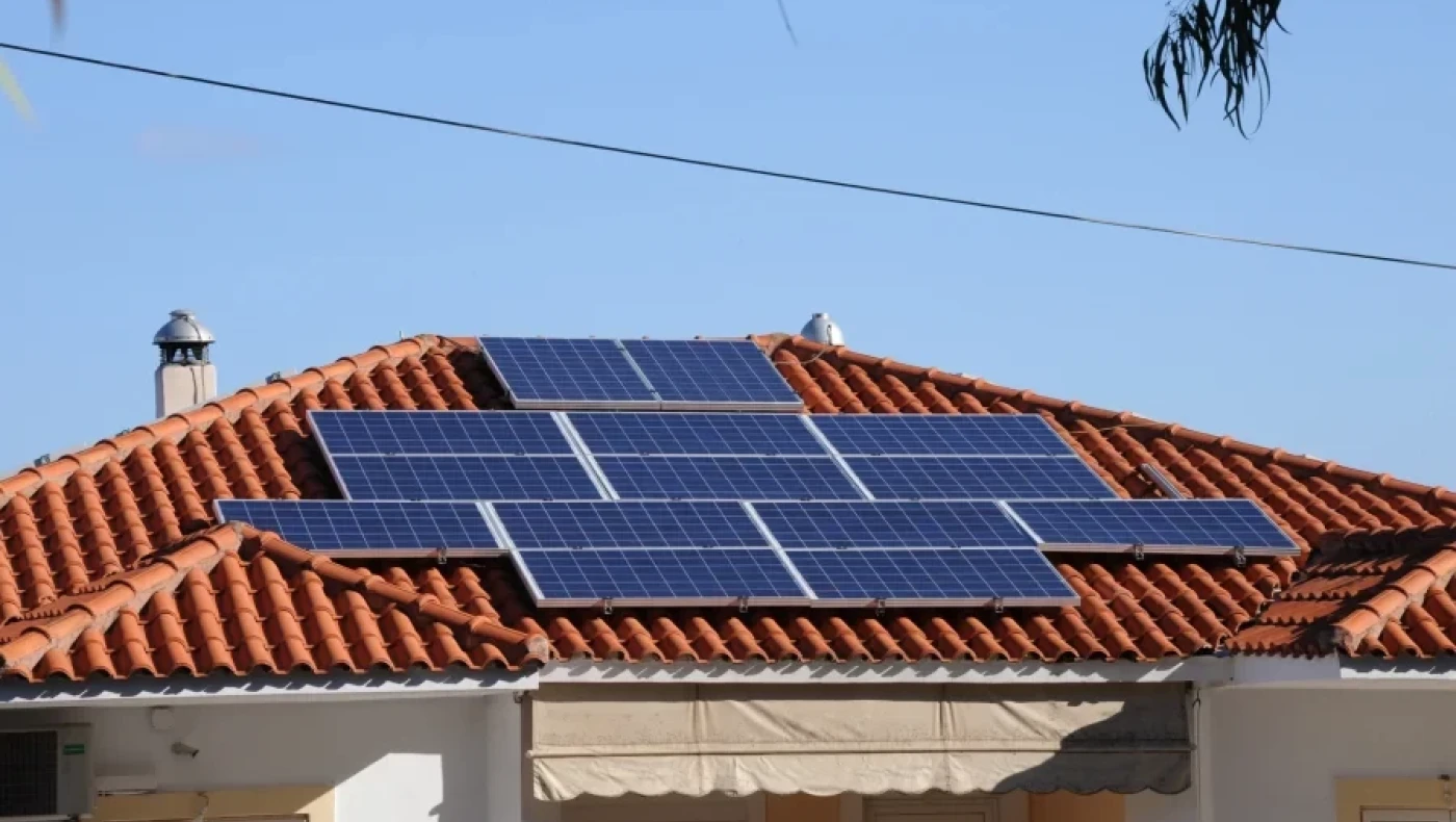 Φωτοβολταϊκά στη στέγη: Η Κομισιόν ανοίγει δρόμο για άδεια μέσα σε ένα μήνα