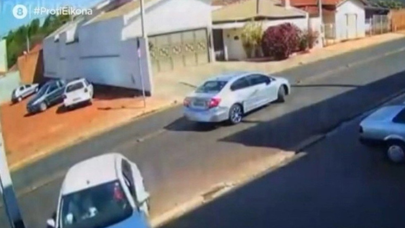 Τράκαραν μεταξύ τους ενώ ξεπάρκαραν από απέναντι γκαράζ!