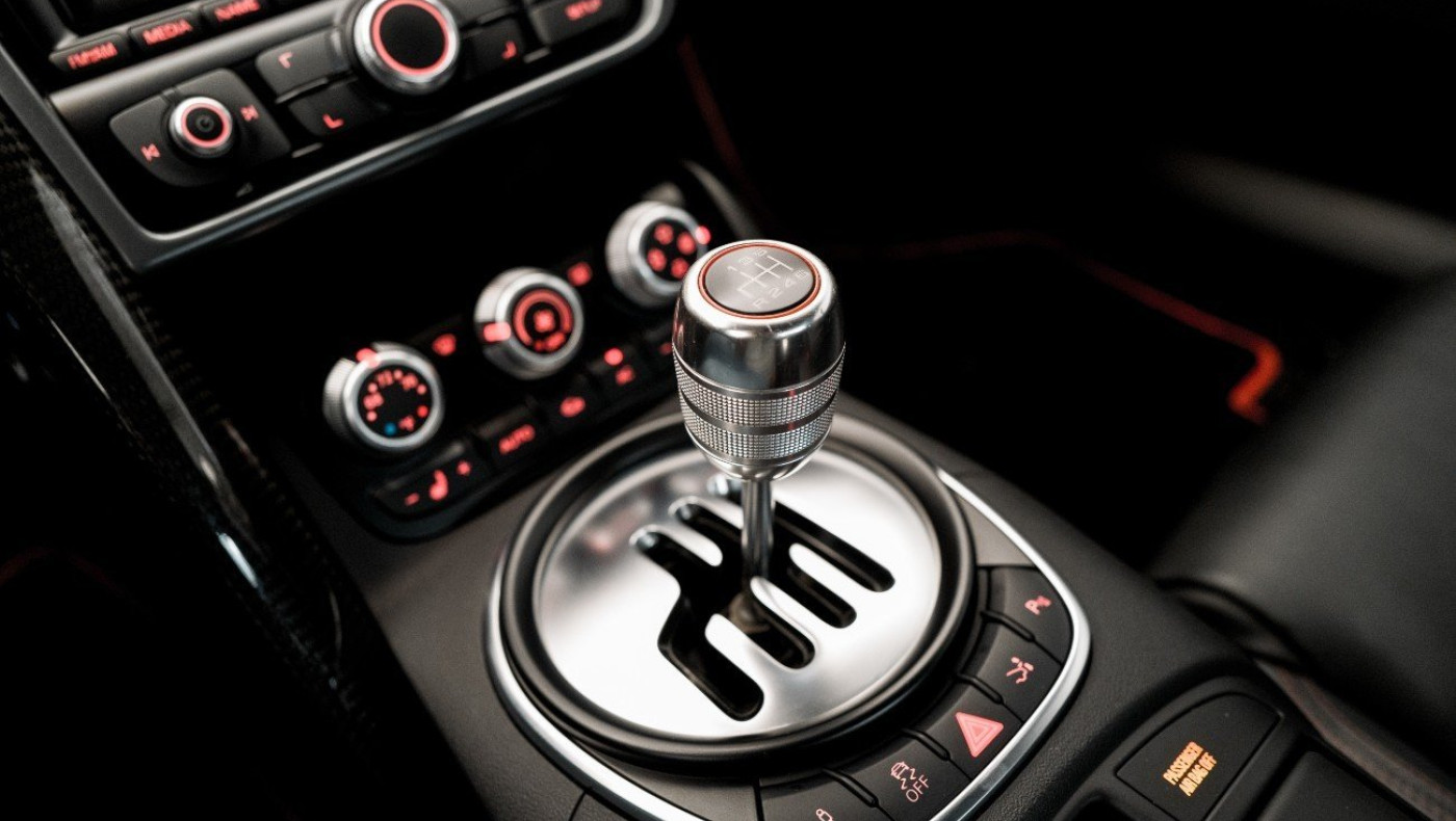 Ταχύτητα ή νεκρά στην κατηφόρα; Τι απαντούν οι ειδικοί