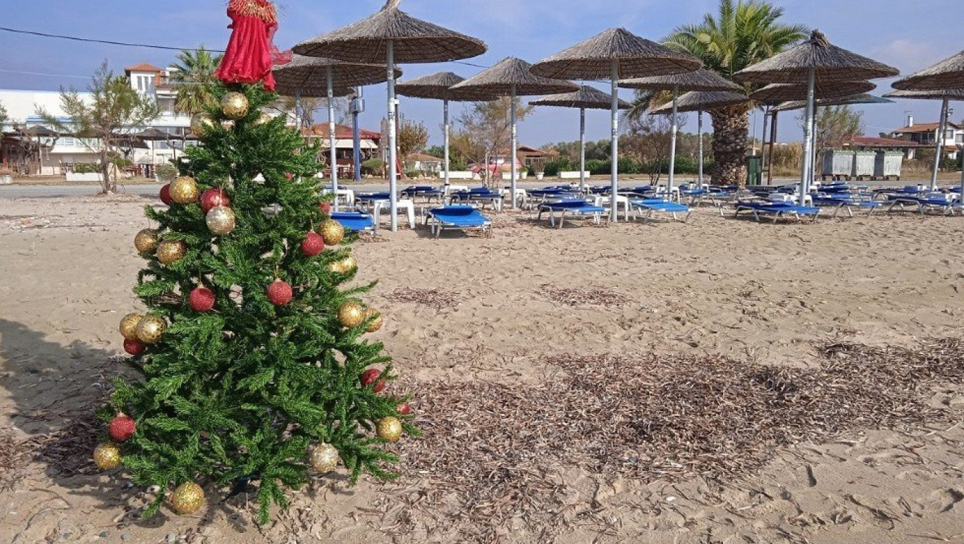 Χαλκιδική: Στόλισαν χριστουγεννιάτικο δέντρο σε παραλία!