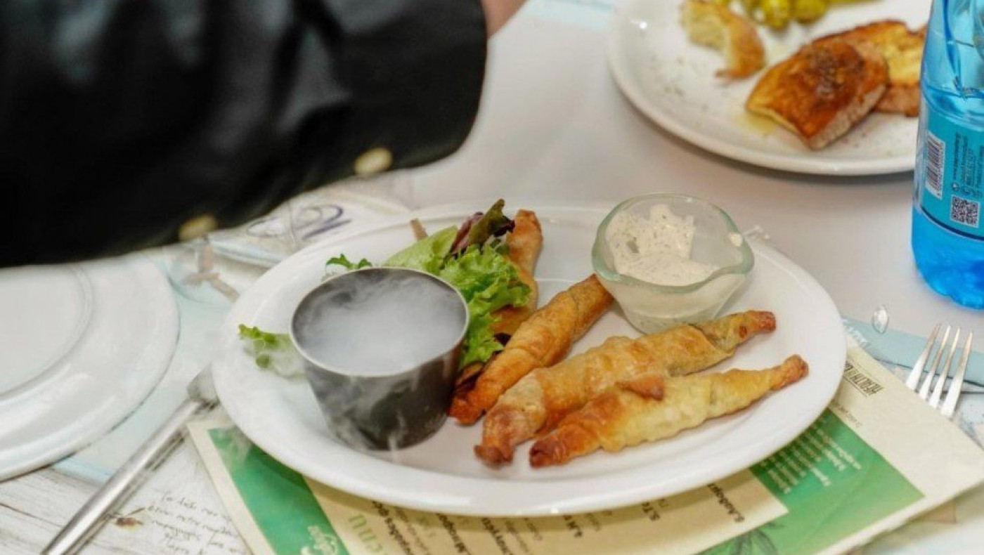 Θεσσαλονίκη: Εστιατόριο διοργανώνει βραδιά με… μπαφοπιτάκια και λουκουμάδες με μέλι κάνναβης