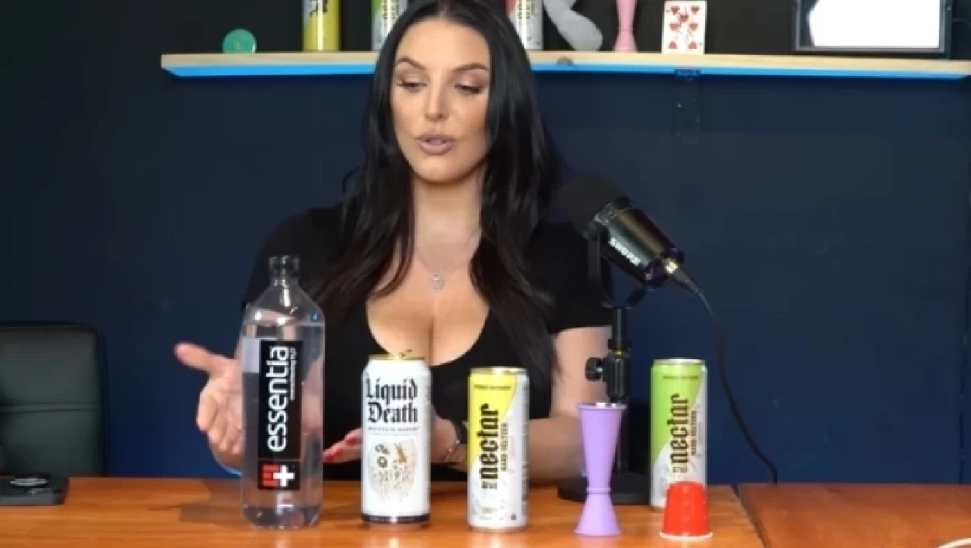 Πρωταγωνίστρια ερωτικών ταινιών λύνει την αιώνια απορία «αν το μέγεθος στον άντρα έχει σημασία»