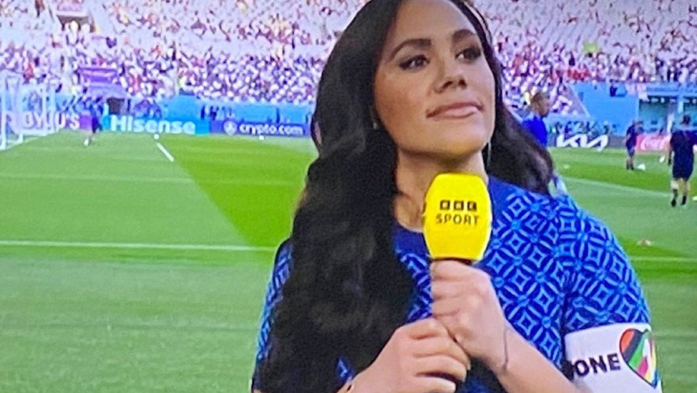 Η δημοσιογράφος του BBC εμφανίστηκε με το περιβραχιόνιο της  ΛΟΑΤΚΙ+ κοινότητας