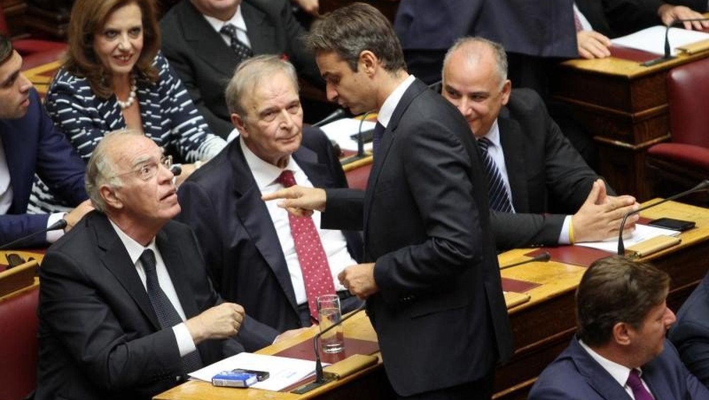 Έκλεψε την παράσταση το κινητό του Λεβέντη στη Βουλή