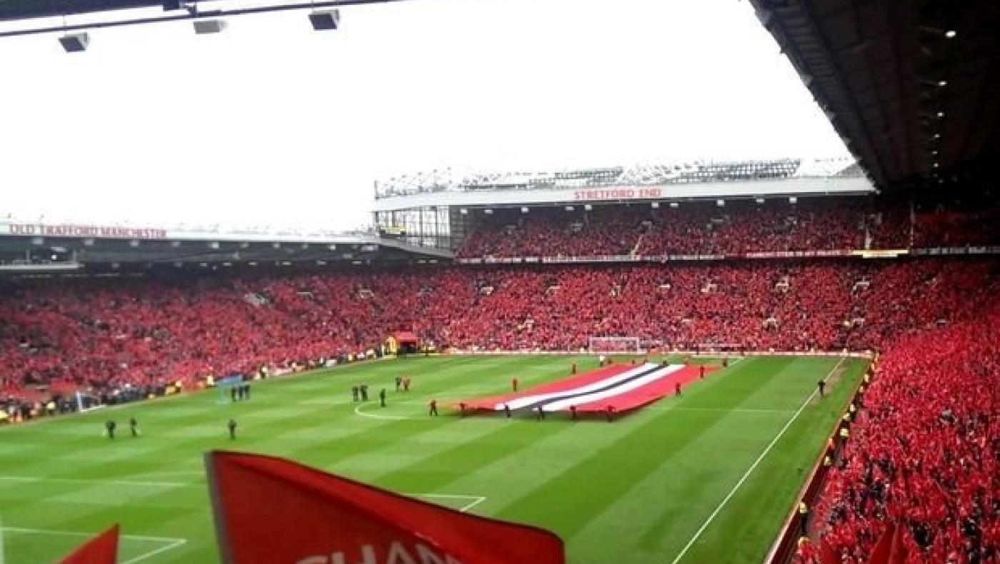 Έπαιξε το «You' ll never walk alone» στην έδρα της Γιουνάιτεντ (video)