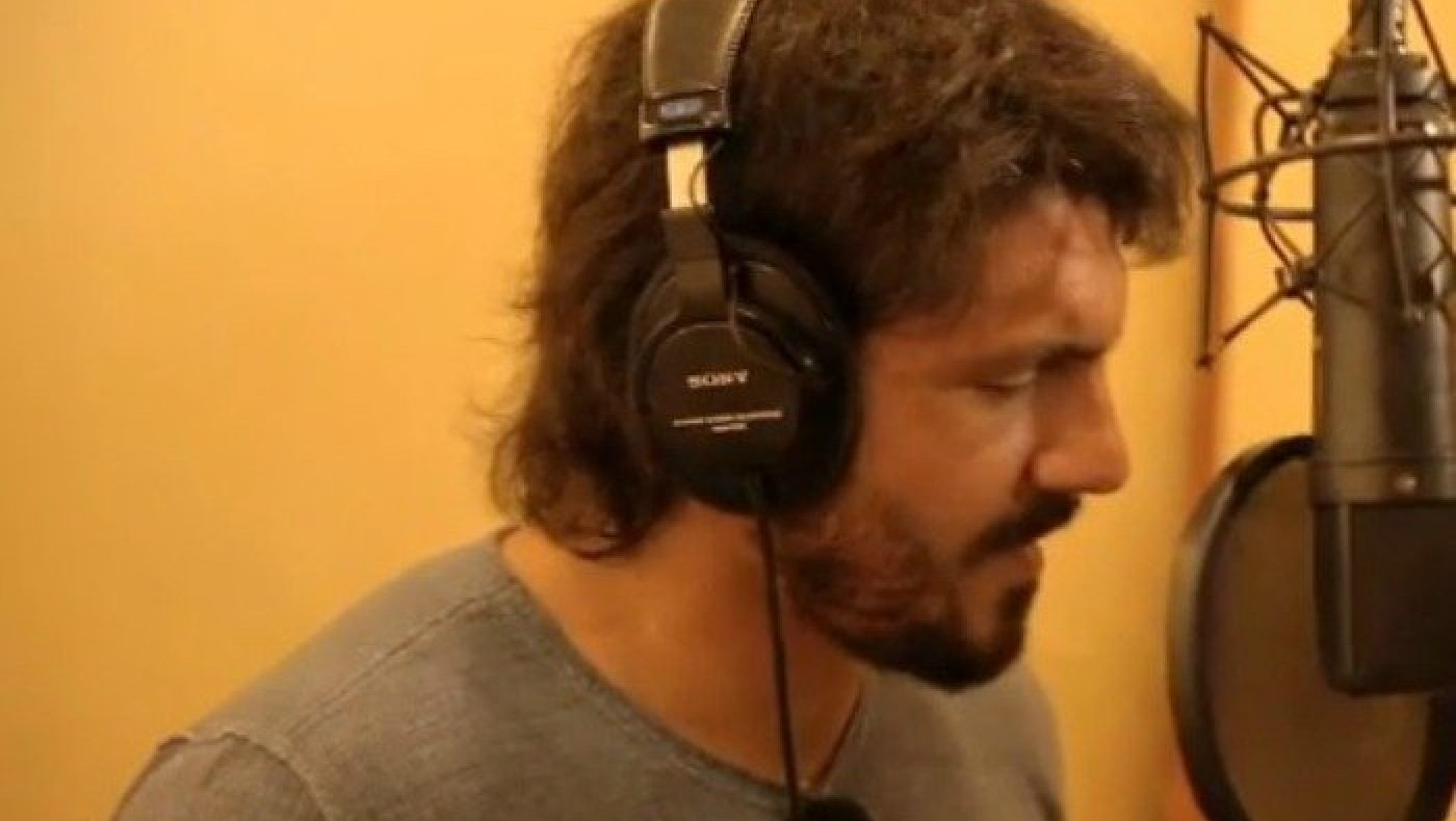 Άφησε την προπονητική και έγινε... τραγουδιστής! (video)