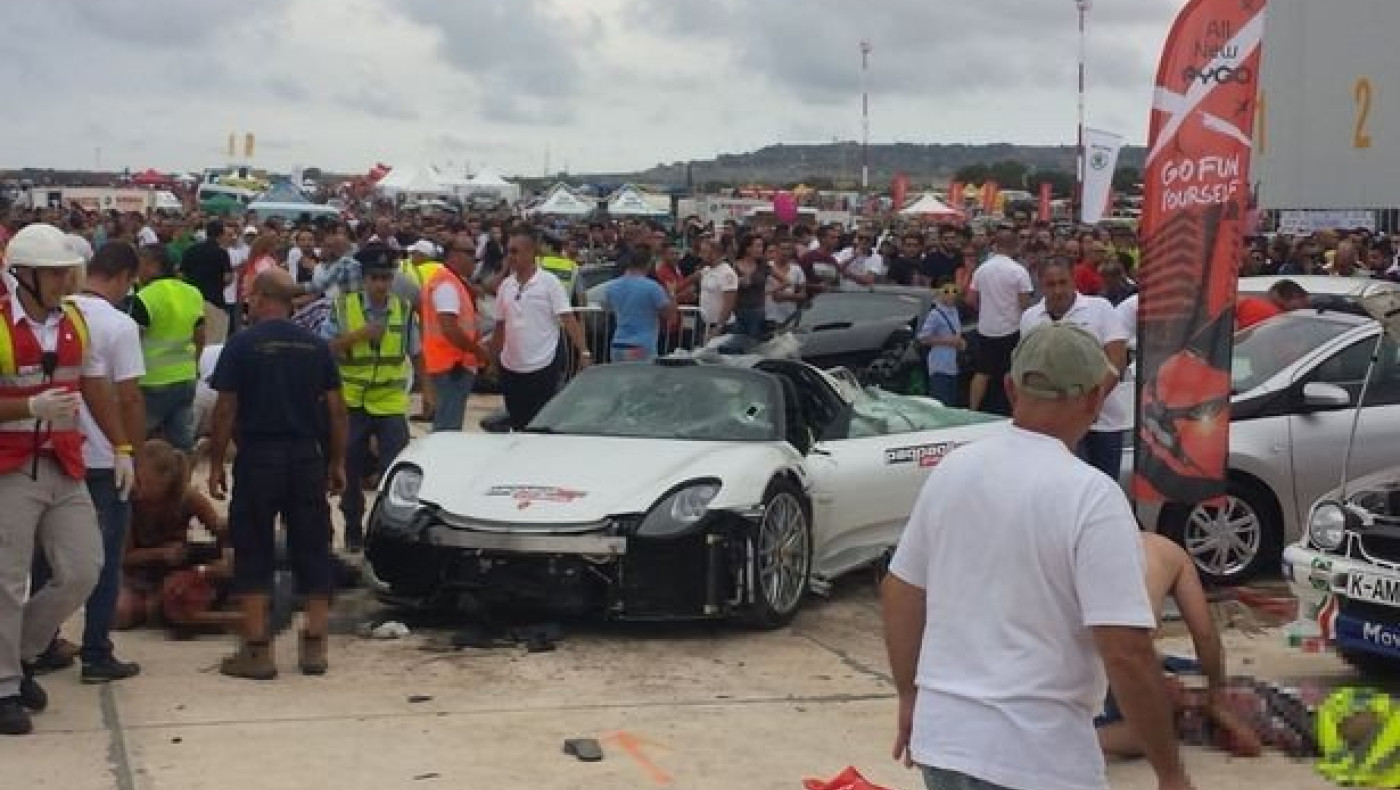 Άγγλος εκατομμυριούχος παρέσυρε 28 άτομα σε αγώνα επίδειξης (video)