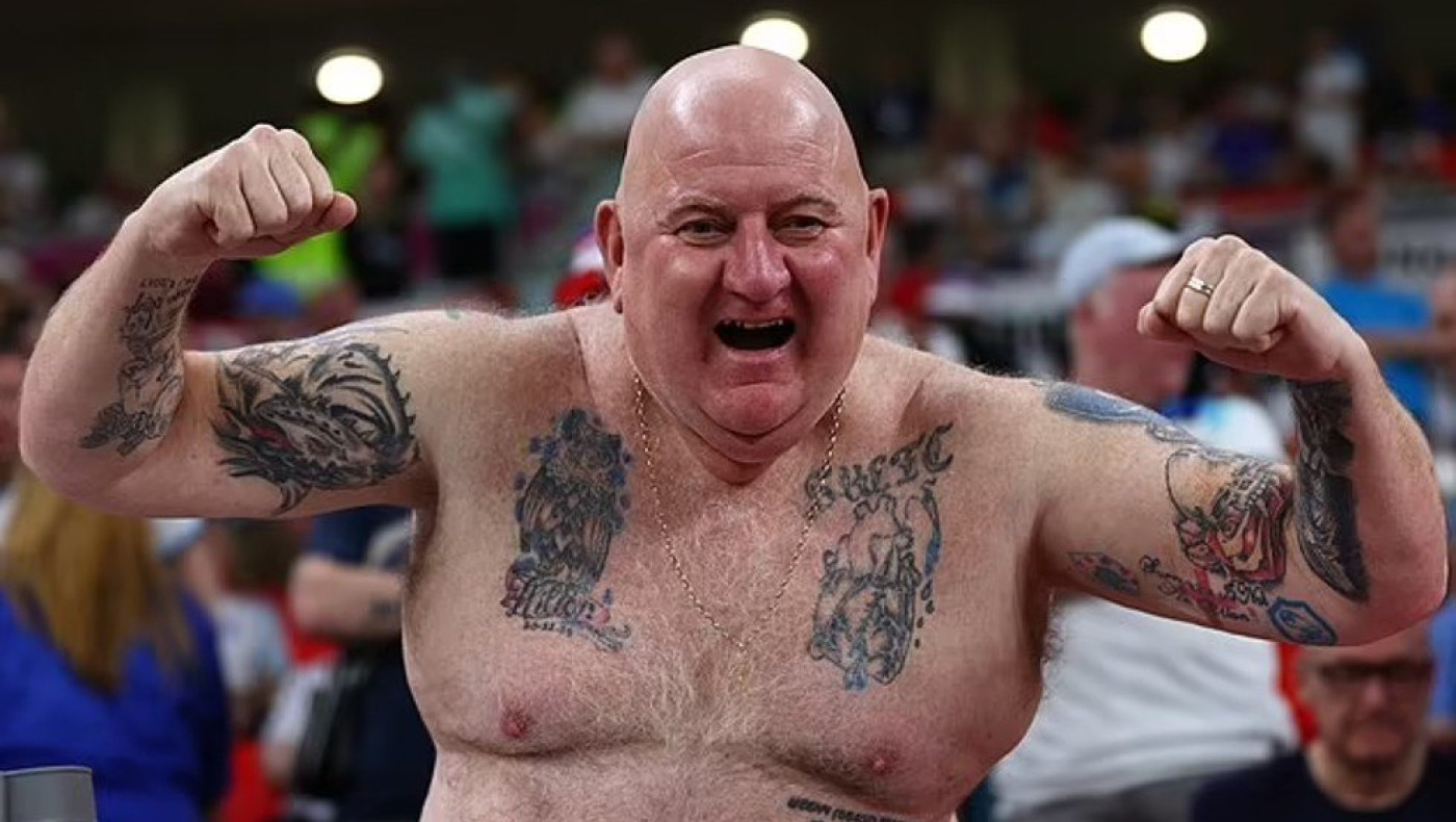 Μουντιάλ 2022: Ανάγκασαν οπαδό να φορέσει την μπλούζα του