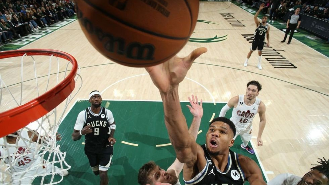 Μαγικός Αντετοκούνμπο στην ανατροπή των Μπακς από το -16