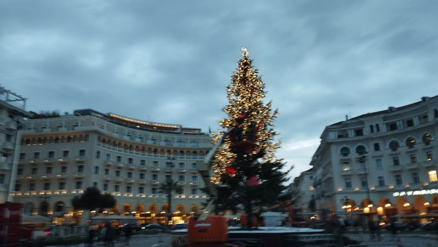 Θεσσαλονίκη: Προχωρά ο στολισμός του δέντρου εν όψει Χριστουγέννων στην Πλατεία Αριστοτέλους (pics)