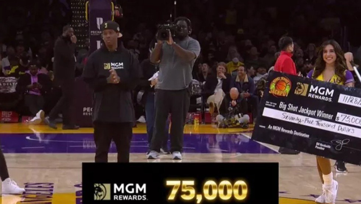 NBA: Φίλος των Λέικερς έφυγε από το γήπεδο με 75.000 δολάρια