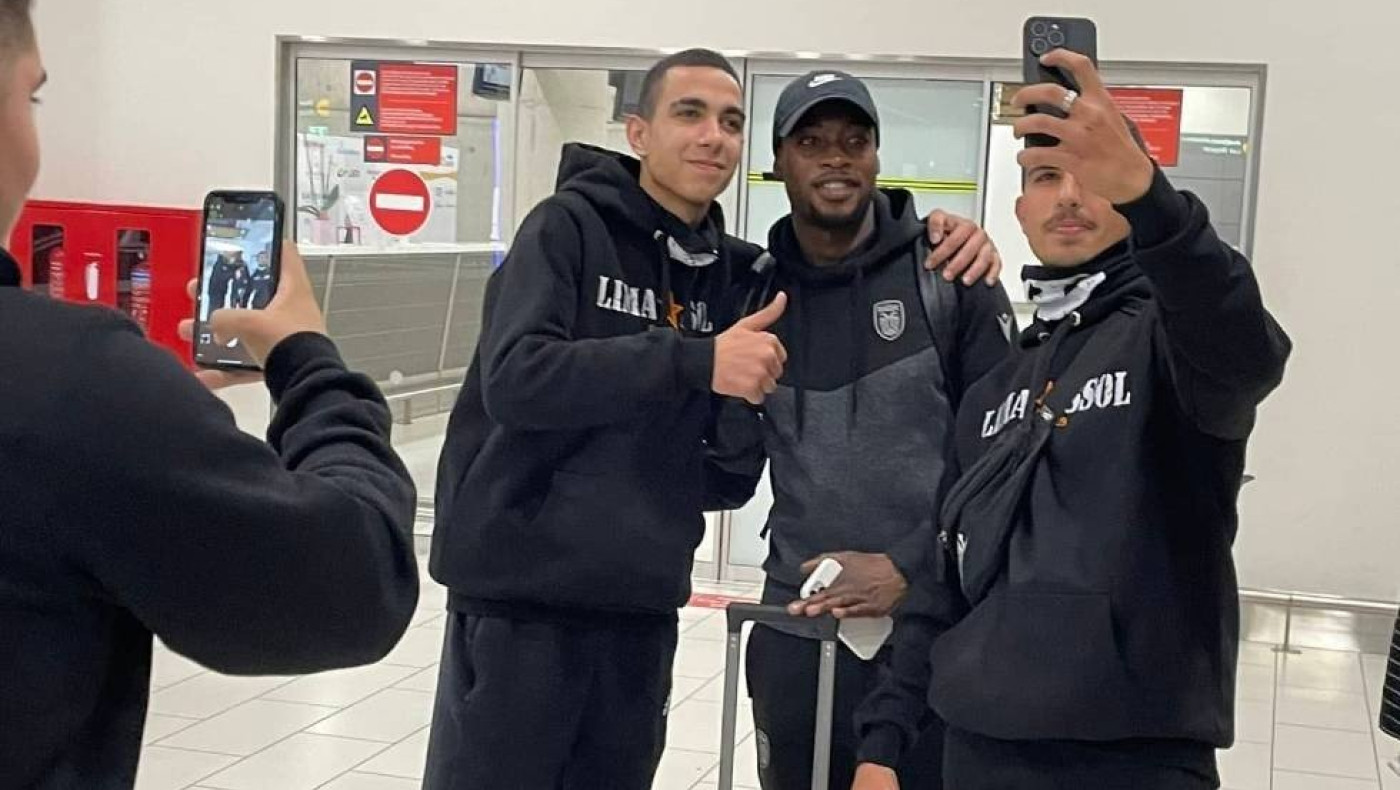 ΠΑΟΚ: Οπαδοί του «δικεφάλου» υποδέχθηκαν την αποστολή στην Λάρνακα