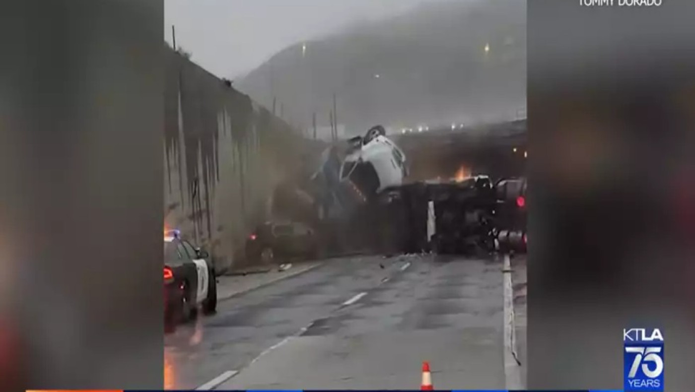 Φορτηγό έπεσε από ράμπα αυτοκινητόδρομου και προσγειώθηκε σε… άλλο ατύχημα!