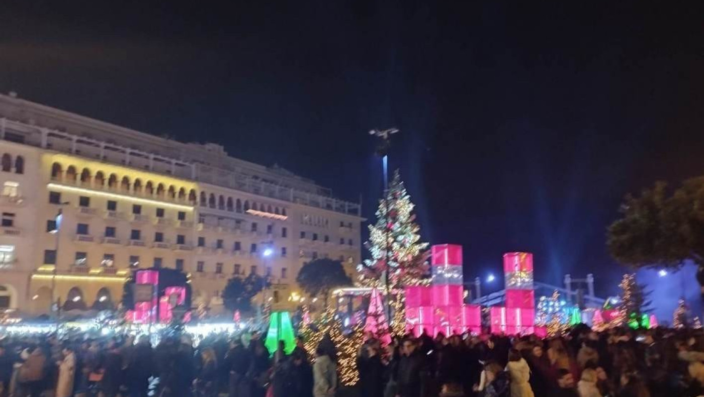 Βούλιαξε η Θεσσαλονίκη από κόσμο για το άναμμα του χριστουγεννιάτικου δέντρου (pics+vids)