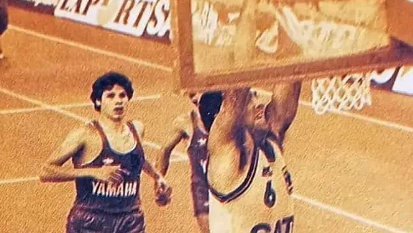 Σπάνιο ντοκουμέντο: Η φωτογραφία με το Νίκο Γκάλη να καρφώνει, από το Βασίλη Σκουντή