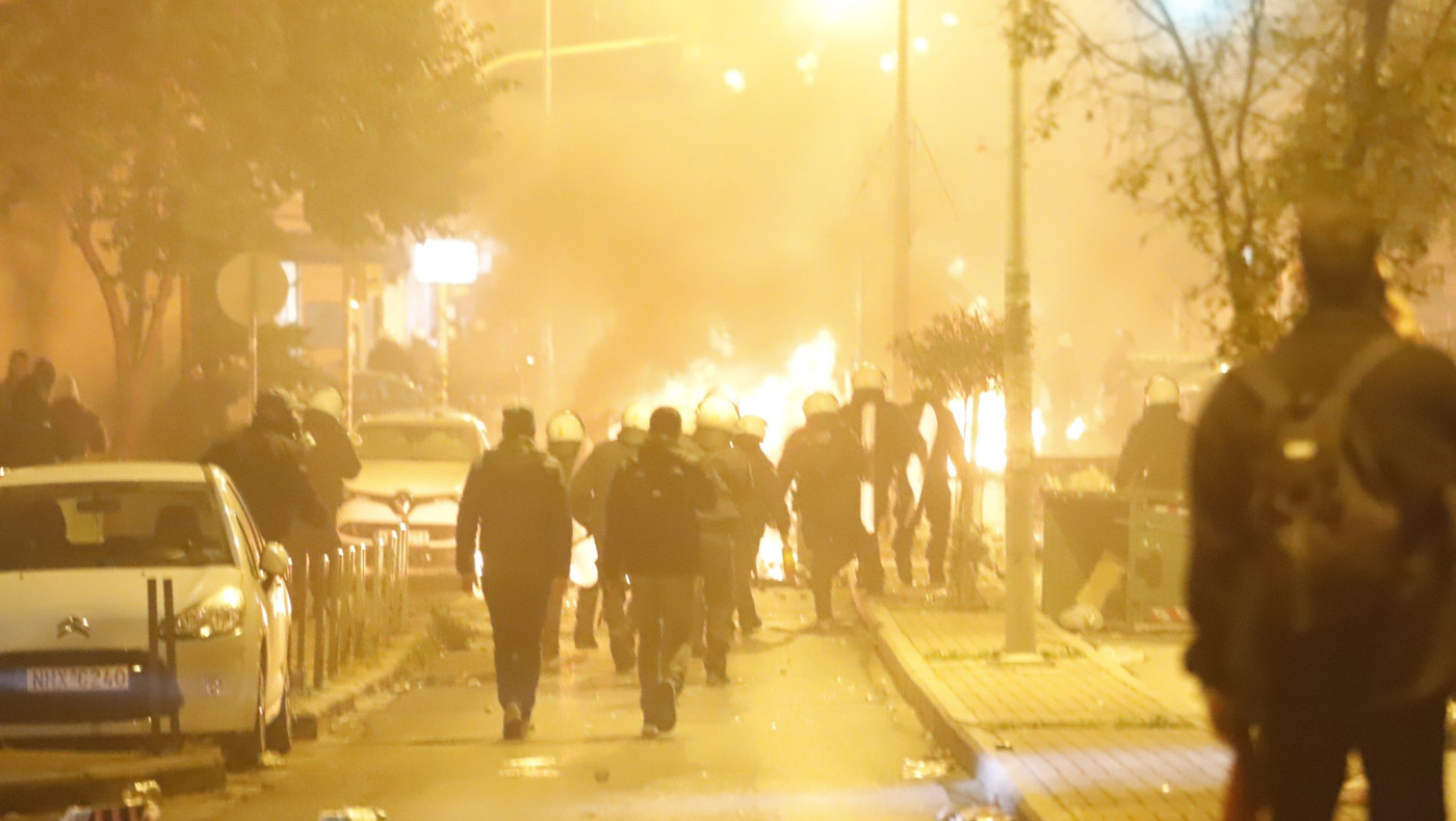 Ακόμα μία νύχτα με χάος στους δρόμους μεταξύ Ρομά και αστυνομίας