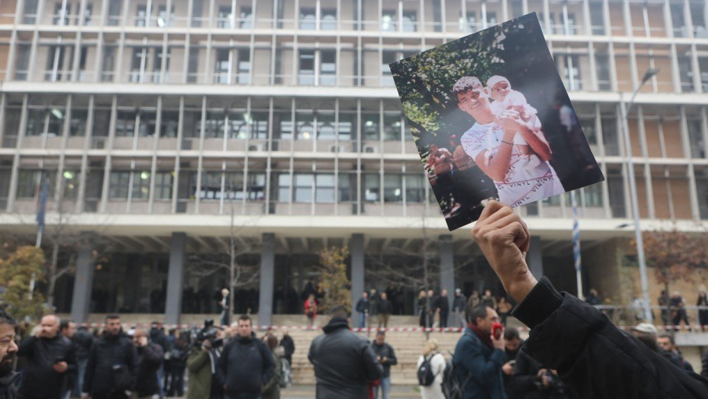 Θεσσαλονίκη: Με φωτογραφίες του Κώστα Φραγκούλη οι Ρομά έξω από τα δικαστήρια