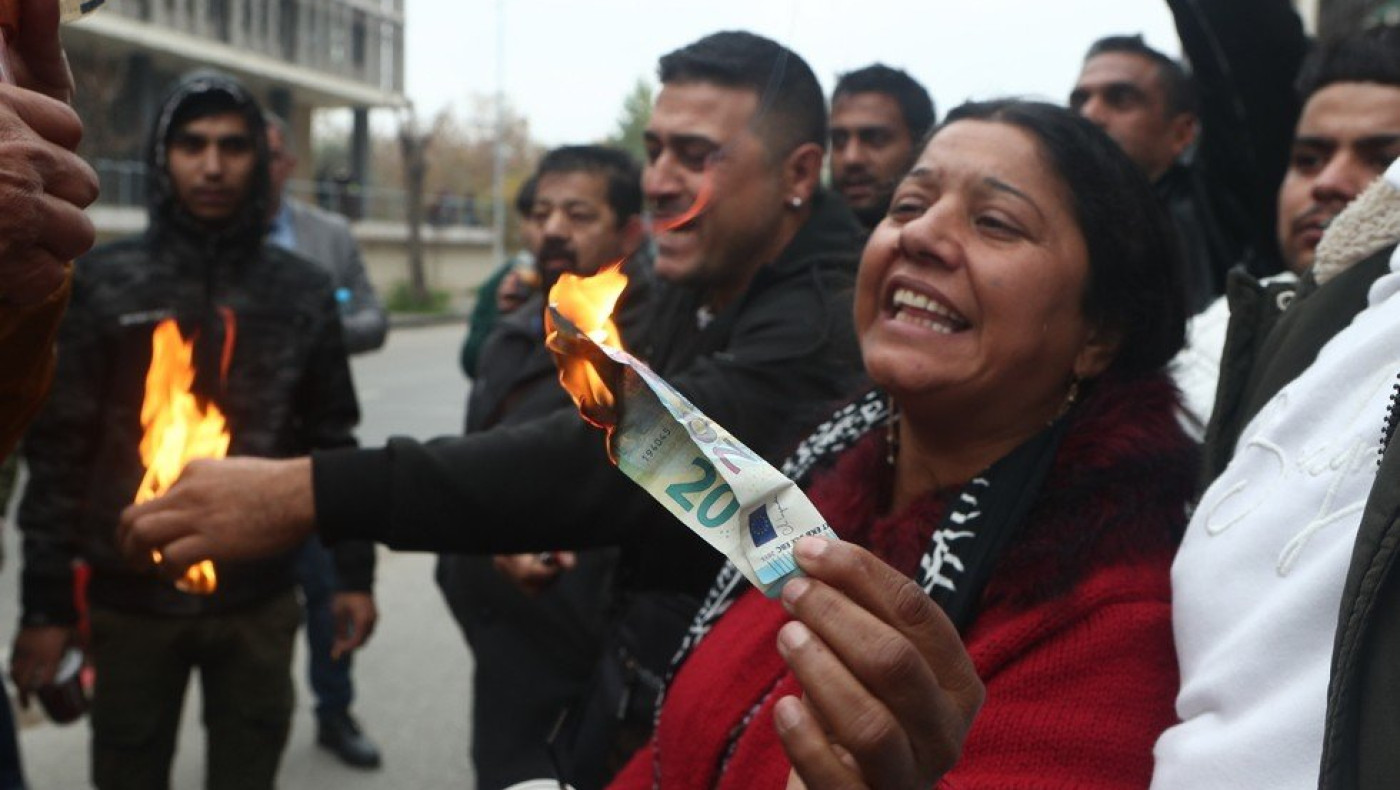 Θεσσαλονίκη: Ρομά έκαψαν χαρτονομίσματα έξω από τα δικαστήρια