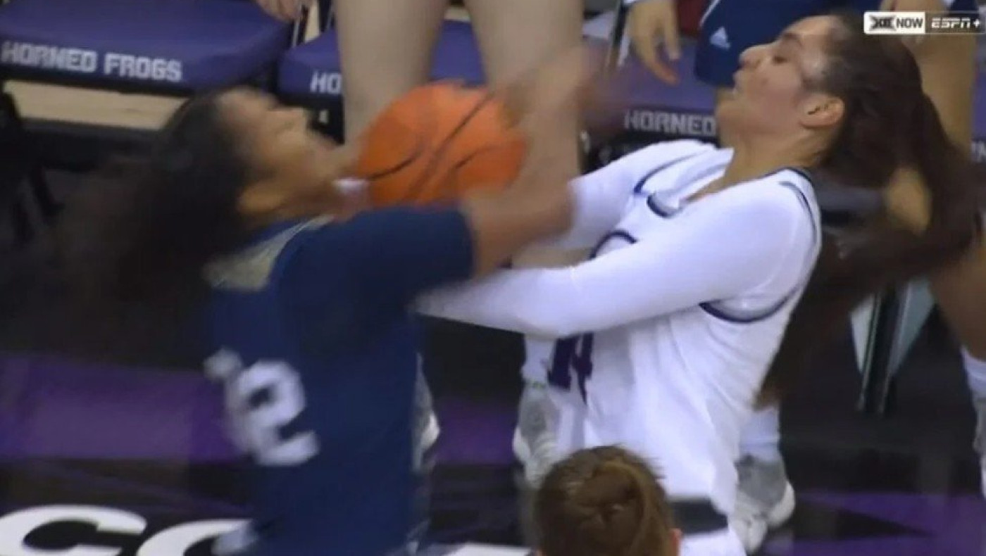 Κλωτσοπατινάδα από τις... λίγες στο γυναικείο κολεγιακό μπάσκετ