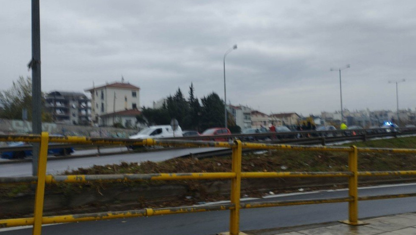 Θεσσαλονίκη: Καραμπόλα με ΙΧ, απορριμματοφόρο και στρατιωτικό όχημα