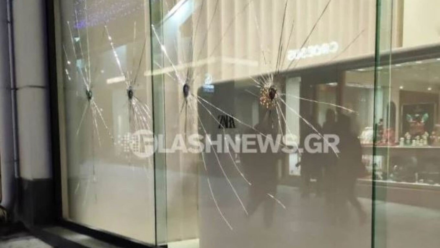 Έσπασαν βιτρίνες στο Ηράκλειο στην πορεία για τον θάνατο του 16χρονου Ρομά