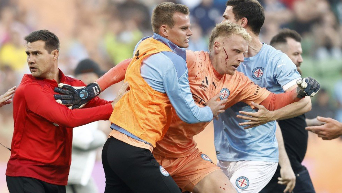 Χάος στην Αυστραλία: Εισβολή οπαδών και επίθεση σε παίκτες στο ντέρμπι της Μελβούρνης