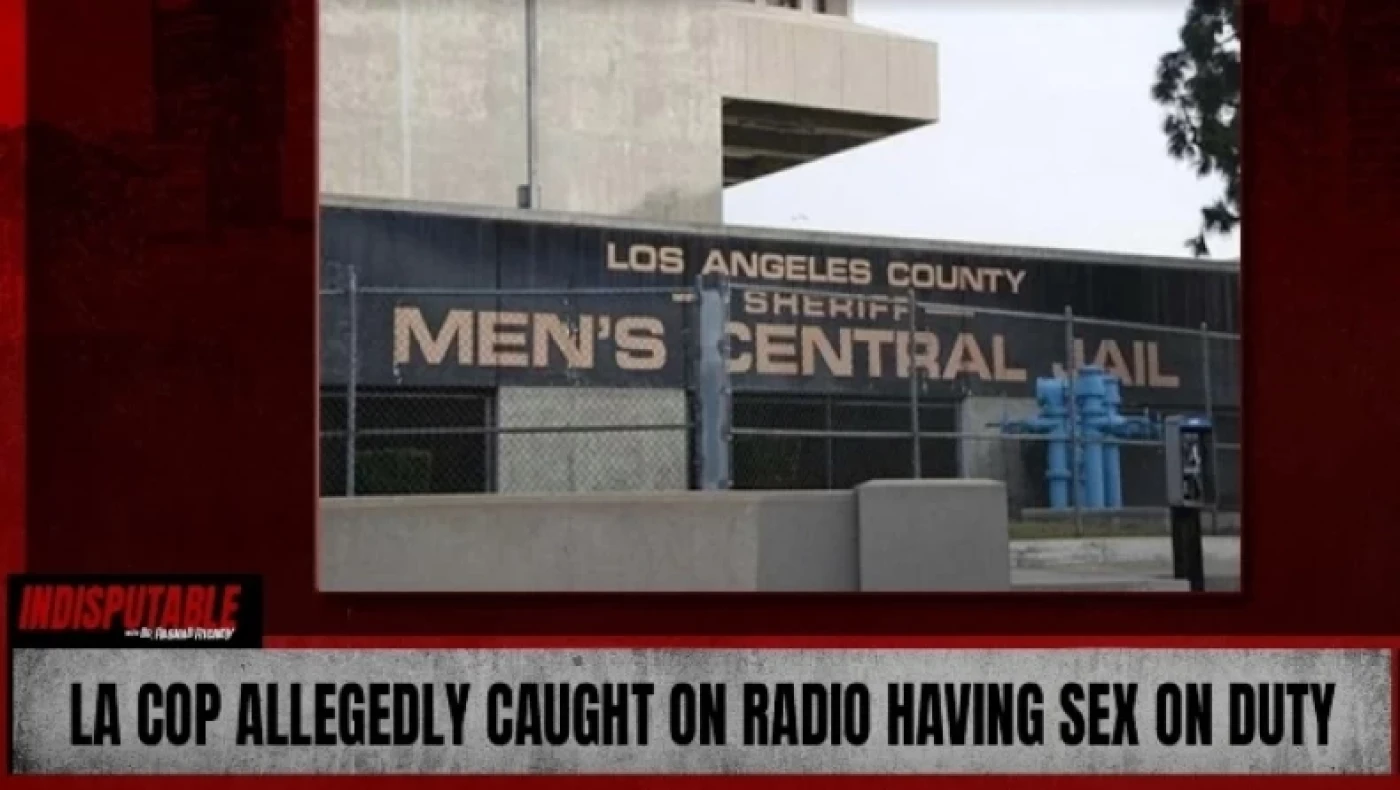 Νεαρή αστυνομικός στο Λος Άντζελες ερωτοτροπεί εν ώρα εργασίας!