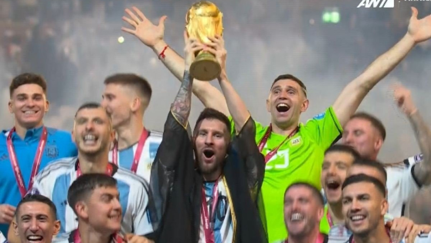 Ο Μέσι σήκωσε το βαρύτιμο τρόπαιο στον ουρανό του Κατάρ