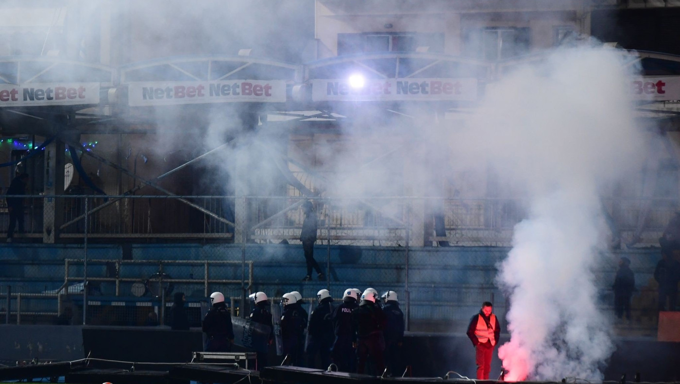 Εισβολή οπαδών του Ολυμπιακού στον αγωνιστικό χώρο και επεισόδια με την αστυνομία (pics)