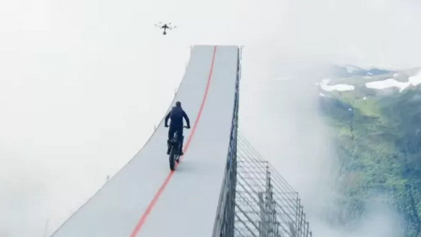 Τομ Κρουζ: Άλμα στο κενό με μοτοσικλέτα στο «μεγαλύτερο stunt στην ιστορία του κινηματογράφου»