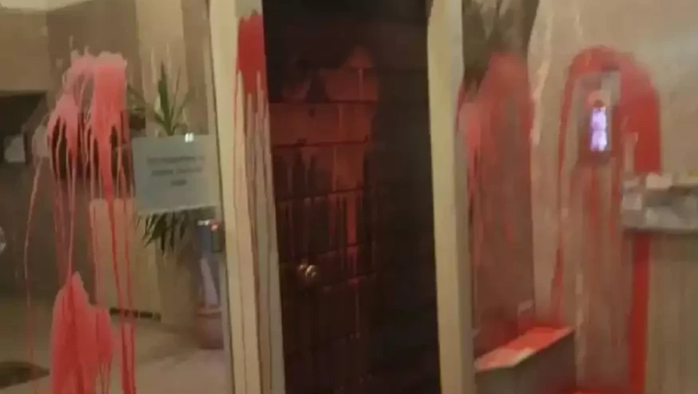 Πέταξαν κόκκινες μπογιές στην είσοδο της πολυκατοικίας του Στράτου Σιμόπουλου