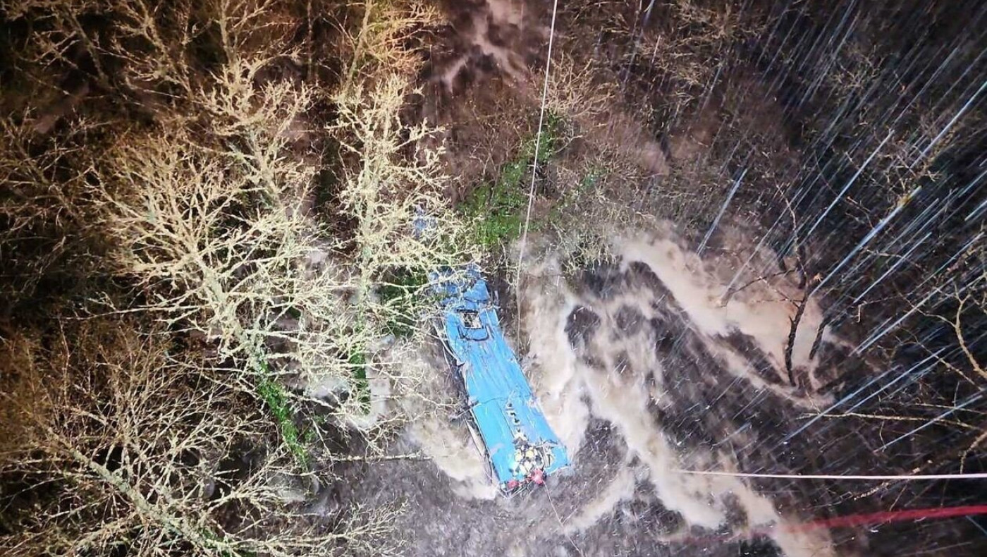 Ισπανία: Λεωφορείο έπεσε σε ποτάμι - Τρεις νεκροί, τέσσερις αγνοούνται